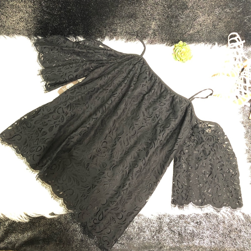 Open shoulder lace top - Picture 4 of 4